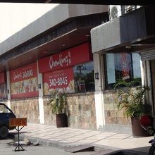 いいレストランは潰れてしまい、ファミレスばかりですね