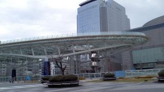 栄の中心地の巨大な構築物