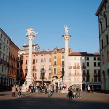 二本柱。翼の生えた聖マルコの獅子は旧ヴェネツィア共和国の印