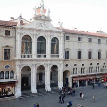 バジリカ２階から見た広場