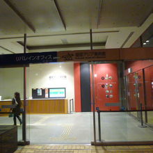 地下鉄と直結したエントランス