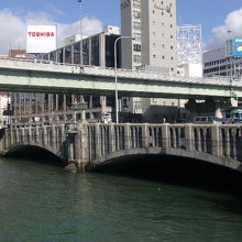 横から見た橋の様子