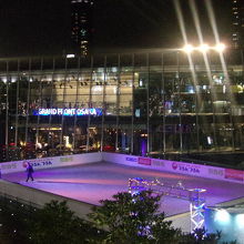 夜のスケートリンクの様子