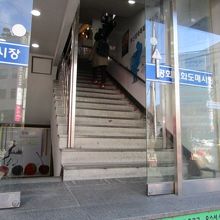 入口　ここから2階に上がります。