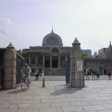 建物正面の半円の屋根部分です。