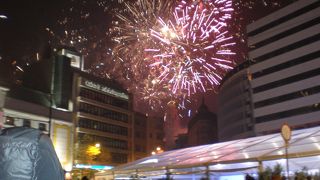 街の中心であがる花火。