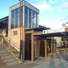 階段横にエレベーターも