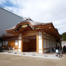 左側は再建工事の真っただ中。