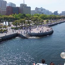 氷川丸から眺めた山下公園