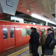熱田神宮へは急行でふた駅。犬山方面、豊川方面へも路線あり便利。
