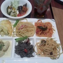 パスタとニョッキとサラダとイカスミリゾット