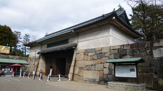 名古屋城の周辺は広大な公園となっています。