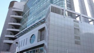 地下鉄矢場駅そば。落ち着いた複合商業・文化施設