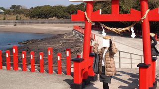 絶景の中に佇むユニークな神社