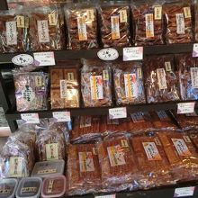 通りの土産物屋