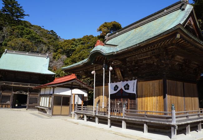 大ウナギが生息する賢沼の傍ら