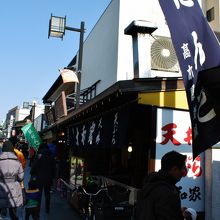 右側の店が大和家