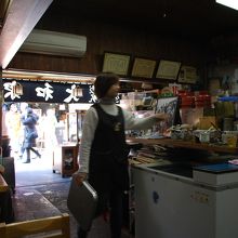 店内から道路側をのぞむ、店頭はご覧の通り雑然とした雰囲気