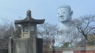 名鉄布袋駅徒歩15分・大きなコンクリート製座仏