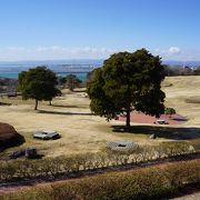 丘陵地のような地形の先に小名浜港を眺める景色の素晴らしさ