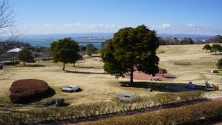 丘陵地のような地形の先に小名浜港を眺める景色の素晴らしさ