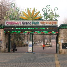 アチャサン駅側の入口の様子