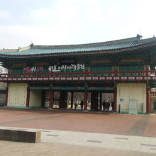 オリニ大公園駅側入口の様子