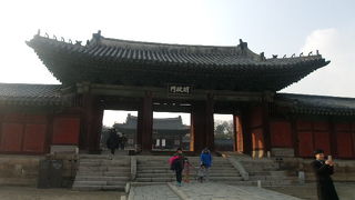 最初に通過する昌慶宮内の内門です