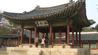 ”伽藍”の真ん中に島のように存在している大きな”あずまや”です