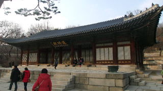 中央”伽藍”の左側にある端麗な横長の建造物です