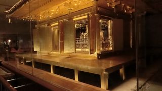 暗くて見えないし、人が多くて見えないし、3体の金の像だけしかない。