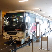 スカイツリータウンのバス乗り場に停車する東武のシャトルバス。