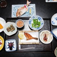 初日の夕食。おいしい。岩牡蠣とか塩からとか。酒のつまみに