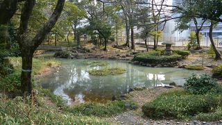 旧東本願寺別院の庭園だった。現在はひっそりした緑のオアシス