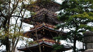 動物園と東照宮の間に位置し動物園敷地からしか近くに寄れないのが残念