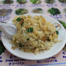地下の美食区で大鶏排を食べながらのチャーハンは50元