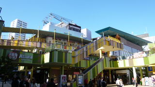 建物がとてもカラフルで斬新なデザイン。レストランやショッピングモールとなっています。
