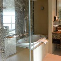 デラックスの部屋はシャワーブースがないだけの違い。