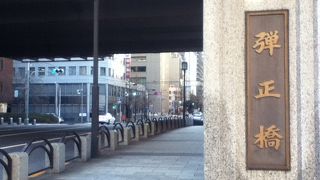 首都高速の下にある橋