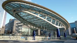 空を泳ぐ青いクジラのよう。