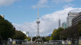 大東亜戦争末期の空襲で焼け野原になった名古屋。この100ｍ道路を初め優れた都市計画の下復興が進められました。