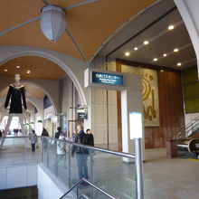 ナナちゃん人形の横にエスカレータ利用