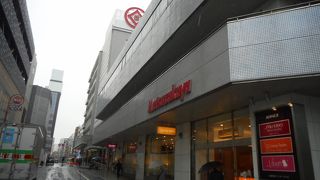 １階にデパ地下があります