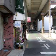 駅前商店街の最も東部分エリアにあります