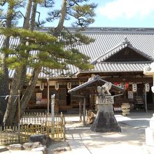 左側、伊藤博文公の松が