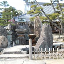 弁財天様のお使いの厳島龍神が祀られているお池
