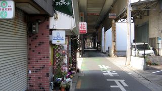 駅前商店街の最も東部分エリアにあります