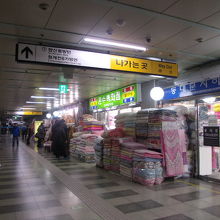 地下鉄駅の7番出口へ向かう通路上に入口があります