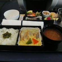 機内食は「和食」と「洋食」から。