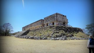 メソ・アメリカの最長の外観を誇る「総督の宮殿」